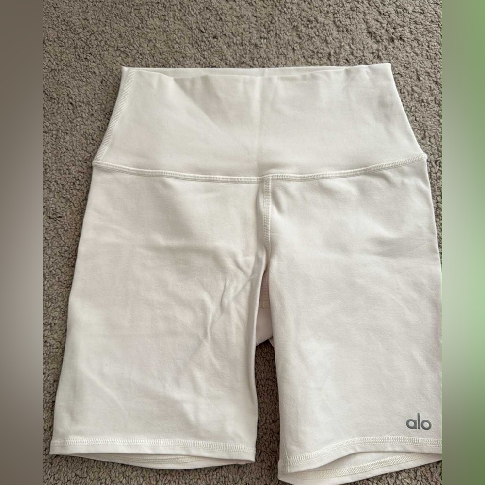 ALO Yoga Women's Cream Bike Shorts